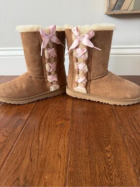 Like New Ugg Kids Cozy Shearling-Lined Boot with Pink Ribbon Detail - Tan Sz 4